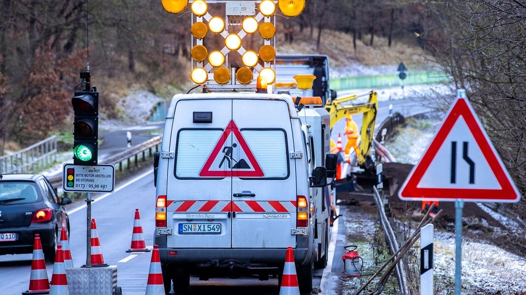 Glatte Straßen: Viele Unfälle durch Eis und Schnee im Norden | NDR.de