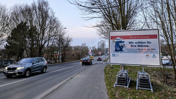 Ein Schild am Verbindungsweg in Rostock informiert über anstehende Bauarbeiten. © Carolin Beyer Foto: Carolin Beyer