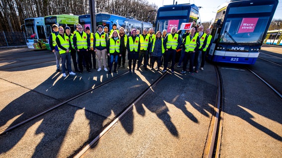 Mitarbeiter des Nahverkehr Schwerin treffen am Morgen sich zu einem Warnstreik der Gewerkschaft Verdi im Straßenbahndepot. © Jens Büttner/dpa 