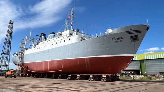 Das Kulturschiff "Stubnitz" liegt auf der Reparaturhelling der Volkswerft Stralsund. © HANSESTADT Stralsund l Pressestelle 
