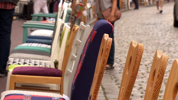 In der Wismarer Altstadt sind bis zum späten Nachmittag zahlreiche Stühle aufgestellt. © NDR Screenshots 