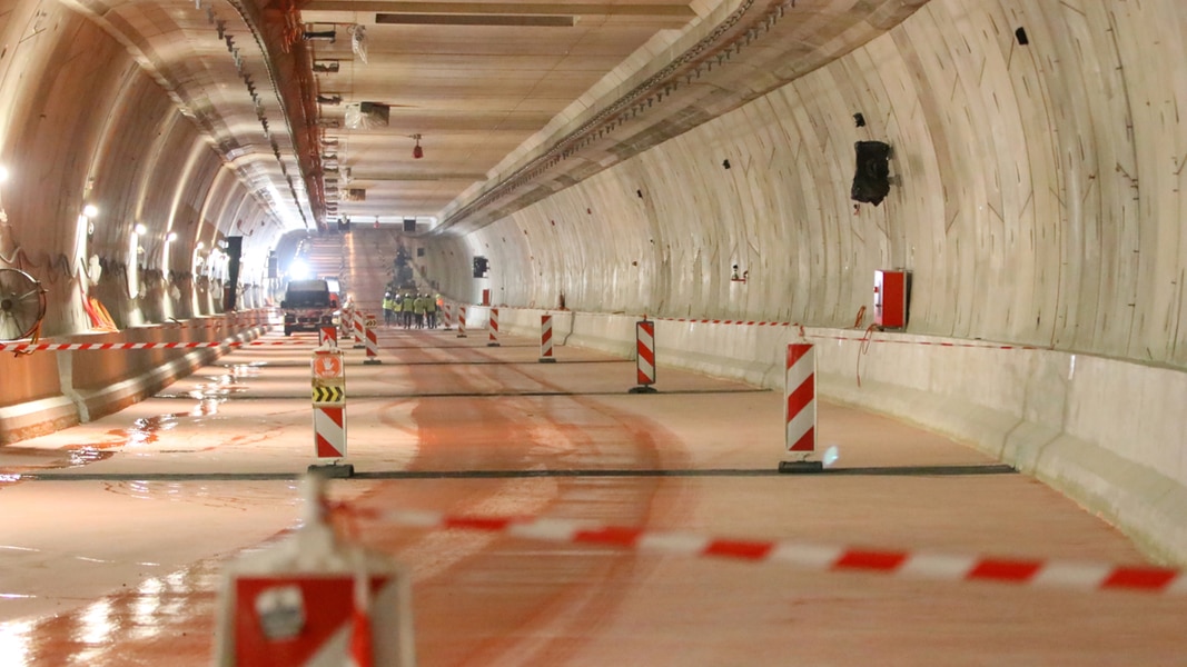 Feuerwehr Gibt Gr Nes Licht Swinetunnel Kurz Vor Er Ffnung Ndr De Nachrichten Mecklenburg