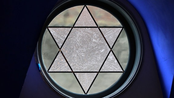 Fenster mit dem Davidstern in der  jüdische Synagoge in Stavenhagen © dpa-Zentralbild Foto: Bernd Wüstneck