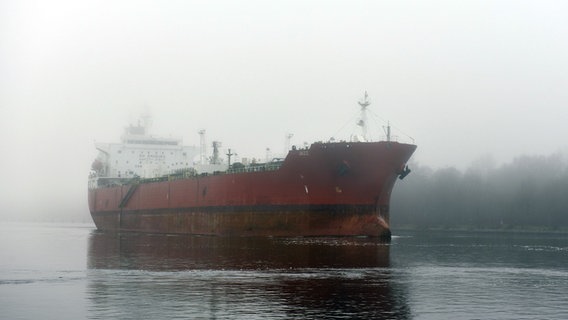 Das Tankschiff "Jazz" fährt am 27. Dezember 2024 bei Nebel im Nord-Ostsee-Kanal. © picture alliance / imageBROKER | Klaus-Dieter Möbus Foto: picture alliance / imageBROKER | Klaus-Dieter Möbus