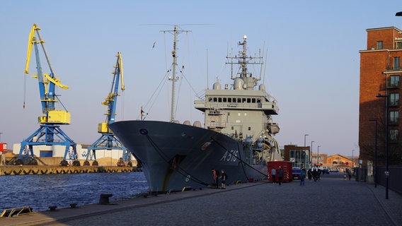 Ein Marine-Schiff liegt im Hafen von Wismar. © NDR Foto: Christoph Woest