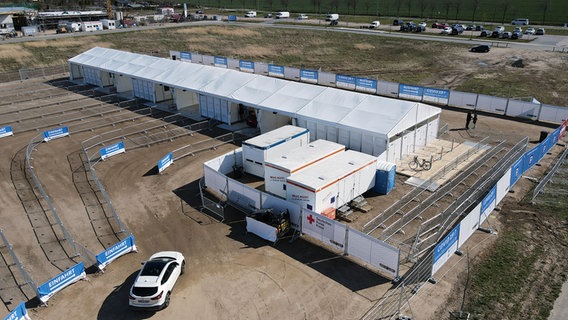 Kühlungsborn: Nach der offiziellen Inbetriebnahme fährt ein Auto in das Corona Drive-In-Testzentrum. © dpa-Bildfunk Foto: Bernd Wüstneck