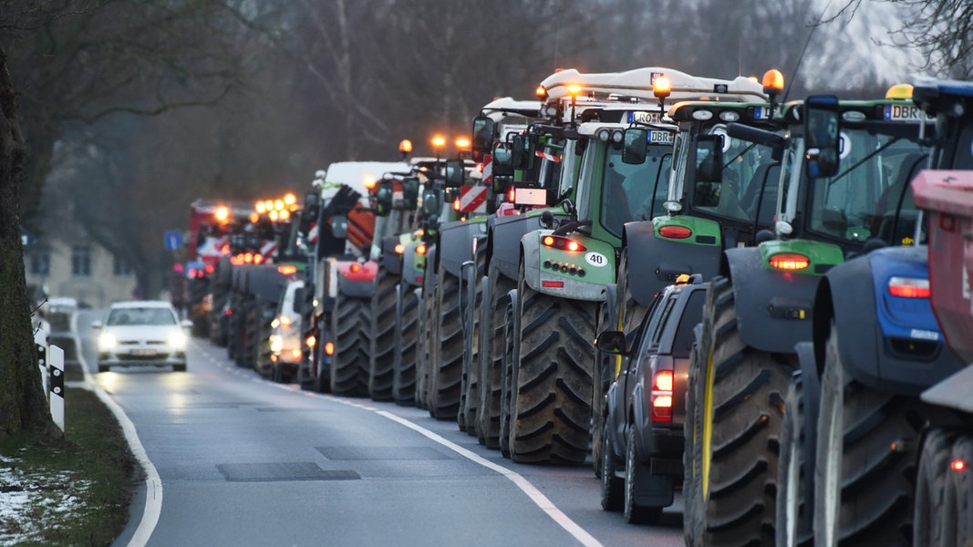 Hunderte Traktoren stehen auf einer Protestkundgebung vor dem Norma Großlager in Dummerstorf.