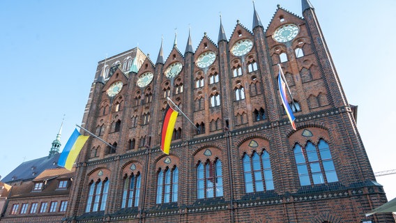 Die Flaggen der Ukraine, Deutschlands und Mecklenburg-Vorpommerns hängt an einem Fahnenmast am Rathaus der Oblast Tschernihiw. © picture alliance/dpa Foto: Stefan Sauer