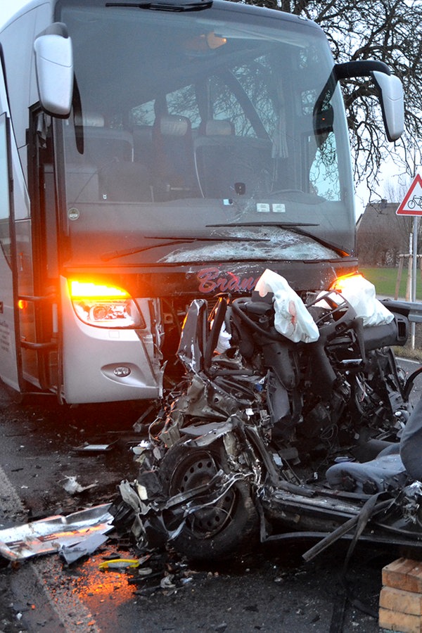 Reisebus Stößt Mit Auto Zusammen: Zwei Tote | NDR.de - Nachrichten ...