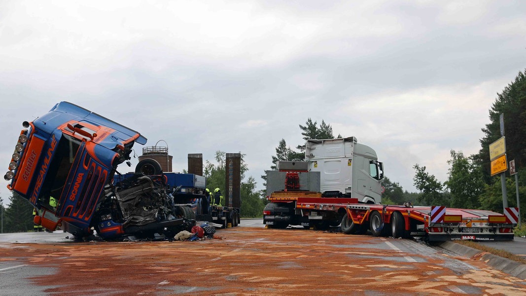 B104: Unfall Mit Zwei Tiefladern | NDR.de - Nachrichten - Mecklenburg ...