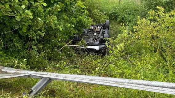 Ein Auto ist auf der A20 am Autobahnkreuz Wismar die Böschung heruntergestürzt. © NDR 