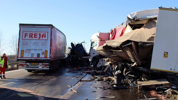 Auf der Autobahn 24 sind zwei Lkw verunfallt. © Ralf Drefin Foto: Ralf Drefin