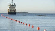 Das Installationsschiff "Ile de Brehat" verlegt 2015 das Sea-Lion-Unterseekabels (C-Lion) im Garnisonsgebiet Santahamina. © dpa-Bildfunk Foto: Keikki Saukkomaa/Lehtikuva