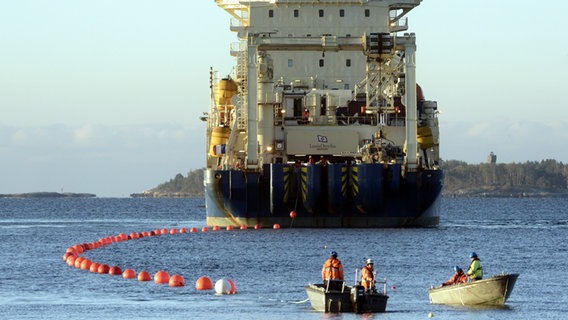 Das Installationsschiff "Ile de Brehat" verlegt 2015 das Sea-Lion-Unterseekabels (C-Lion) im Garnisonsgebiet Santahamina. © dpa-Bildfunk Foto: Keikki Saukkomaa/Lehtikuva