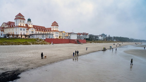 Binz: Starker Wind sorgt an der Ostseeküste am Strand in Binz auf der Insel Rügen für niedrige Wasserstände. © dpa-Bildfunk Foto: Stefan Sauer/dpa