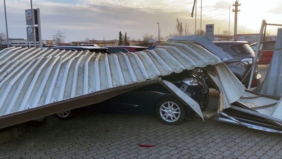 Blechgaragenteile wurden auf Neuwagen auf dem Gelände eines Autohauses in Wolgast geweht. © Tilo Wallrodt Foto: Tilo Wallrodt