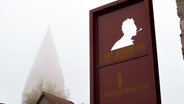 Ein Schild vor dem Uwe-Johnson-Literaturhaus in Klütz © NDR.de Foto: Henning Strüber