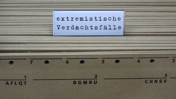 An einem Hängeregister befindet sich der Schriftzug extremistische Verdachtsfaelle. © picture alliance / ZB Foto: Sascha Steinach