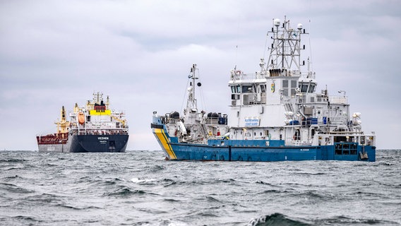 Das schwedische Küstenwachschiff "KBV033" udn das Frachtschiff "Vezhen" ankernd vor Karlskrona nach einem erneuten Schaden an Unterseekabeln. © xJohanxNilssonx xTTx Foto: xJohanxNilssonx xTTx