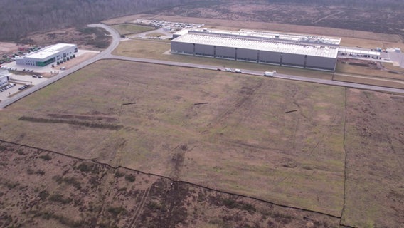 Luftaufnahme einer großen Leerfläche im Schweriner Industriepark Göhrener Tannen, wo das Werk der Firma VINK Chemicals entstehen soll. © NDR Foto: NDR