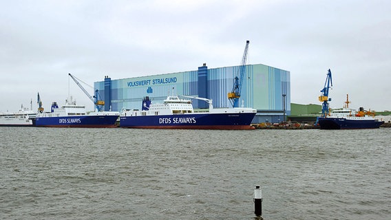 Vor der Volkswerft Stralsund liegen zwei DFDS-Fähren. © dpa-Bildfunk Foto: Stefan Sauer