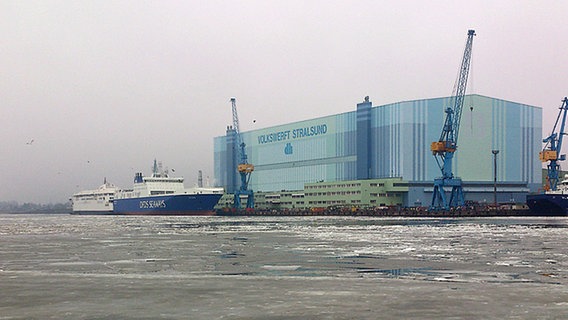 Vor der Volkswerft liegt eine Fähre der Reederei DFDS. © NDR Foto: Dörte Rochow