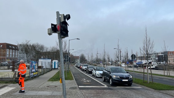 Autos stehen an der beschädigten Ampel am Hansering © NDR Foto: Robert Schubert