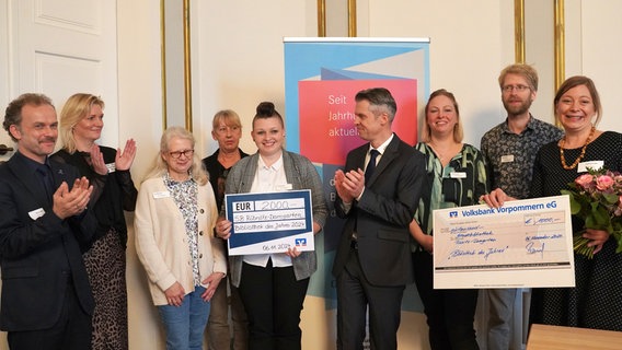 Silvio Witt (Vorsitzender des Landesverbands der Bibliotheken), Antje Theise (Direktorin der Universitätsbibliothek Rostock), die Bibliotheksmitarbeiterinnen Heike Sievers, Ulrike Brose, Laura Fischer, von der Volksbank Vorpommern Jens Hauschild, Elisabeth Paulsen von der Stadtbibliothek, Auszubildender Saman Boßmann und Bibliotheksleiterin Katinka Friese (v.l.n.r.). © Stadt Ribnitz-Damgarten 