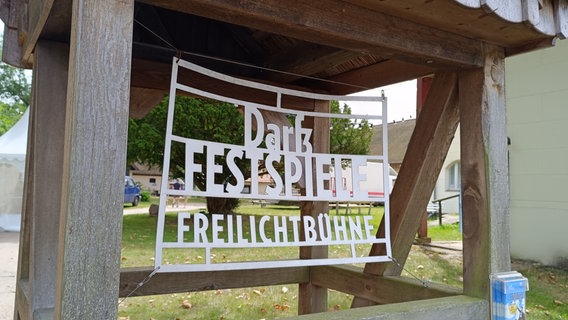 Der Schriftzug "Darß Festspiele Freilichtbühne" in einem kleinen Tor aus Holz. © NDR Foto: Konrad Buchwald