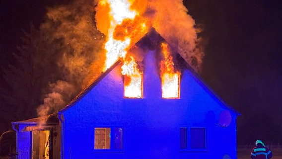 Ein Einfamilienhaus in Pulow steht in Flammen. © Tilo Wallrodt Foto: Tilo Wallrodt