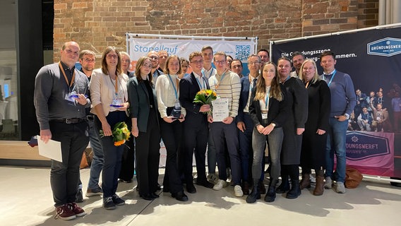 Die Gewinner des Businessplanwettbewerbs und die Jury im Pommerschen Landesmuseum Greifswald. © NDR Foto: Paula-Neele Deusing