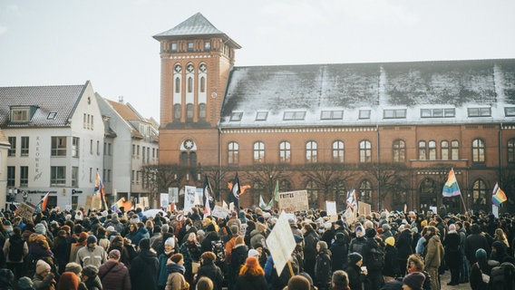 Mehrere Menschen demonstrieren auf dem Greifswalder Marktplatz. © Ole Kracht 