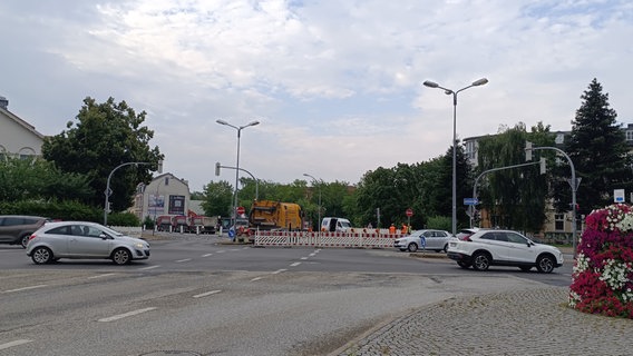 Die Anklamer Straße in Greifswald ist an der Europakreuzung mit Schrankenzäunen gesperrt. © NDR Foto: Konrad Buchwald