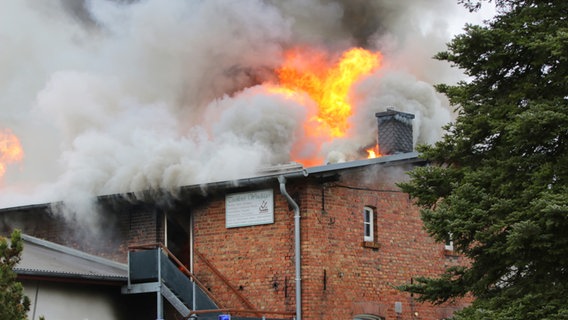 Feuerwehren löschen den Brand in Karrin bei Wolgast. © Tilo Wallrodt 