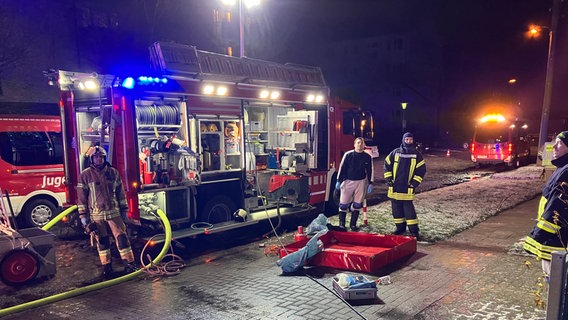 Die Feuerwehr Greifswald bei einem Einsatz einer brennenden Garage. © Feuerwehr Greifswald 