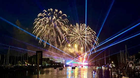 Die Laser- und Pyroshow "Ryck in Flammen" mit Lichteffekten und Feuerwerk über dem Fluss. © NDR Foto: Robert Schubert