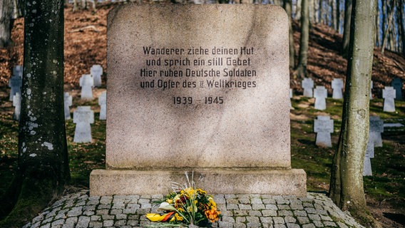 Gedenkstein auf dem Sassnitzer Friedhof für die Opfer des Bombenangriffs 1945. © Stadt Sassnitz 