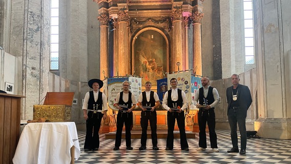 Fünf Zimmerer erhalten ihre Gesellenbriefe in der Jakobikirche Stralsund. © Kreishandwerkerschaft Rügen-Stralsund-Nordvorpommern 