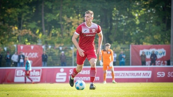 Der Greifswalder Spieler Pascal Schmedemann läuft über den Platz. © Greifswalder FC Foto: Philipp Weickert