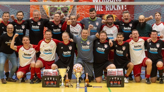 Die Traditionsmannschaften des Greifswalder FC freuen sich über den Sieg beim Neujahrsturnier. © Greifswalder FC 