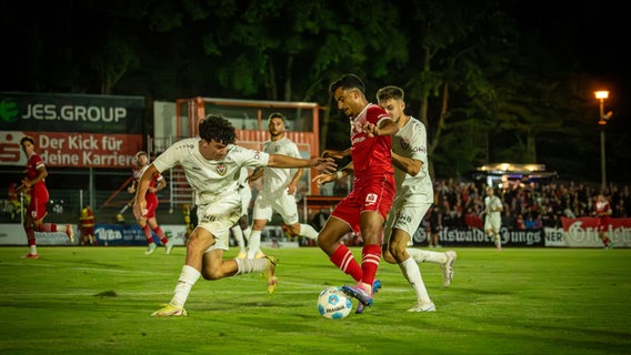 Der Greifswalder Spieler Ali Abu-Alfa wird von mehreren Spielern des BFC Dynamo bedrängt. © Greifswalder FC 