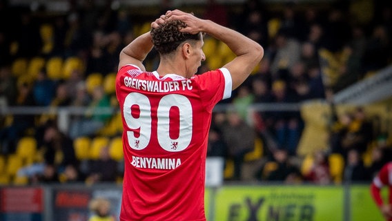 Fussballer Soufian Benyamina schlägt die Hände über den Kopf zusammen. © Greifswalder FC Foto: Philipp Weickert