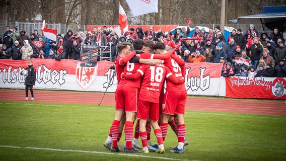 Spieler des Greifswalder FC stehen im Kreis und jubelen. © Greifswalder FC Foto: Philipp Weickert