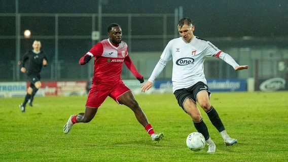 Zwei Fußballer kämpfen um den Ball. © Greifswalder FC Foto: Philipp Weickert