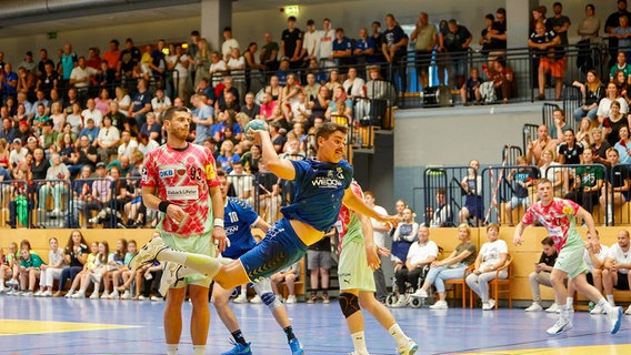 Ein Spieler des HC Vorpommern-Greifswald wirft einen Handball. © HC Vorpommern-Greifswald 