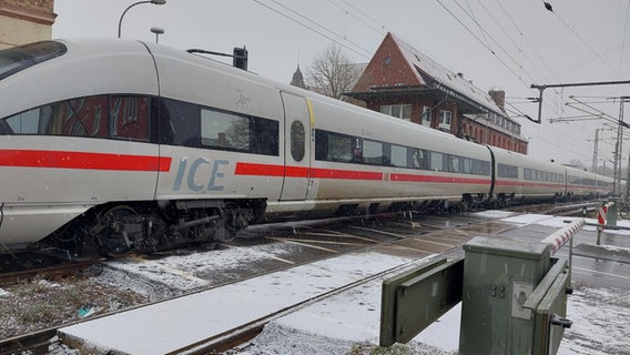 ICE steht am Bahnübergang Tribseer Damm in Stralsund. Geschlossene Bahnschranken. © Bundespolizei 