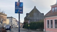 In Jarmen hängen Wahlplakate verschiedener Parteien - obwohl die Stadt das nicht mehr will. © NDR Foto: Susann Moll