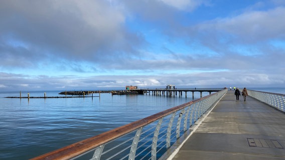 Ein Blick auf die Seebrücke und den Inselhafen Prerow. © Nationalparkamt Vorpommern Foto: Katrin Bärwald