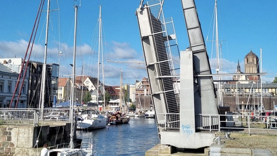 Die geöffnete Querkanalbrücke in Stralsund. © HANSESTADT Stralsund l Pressestelle 