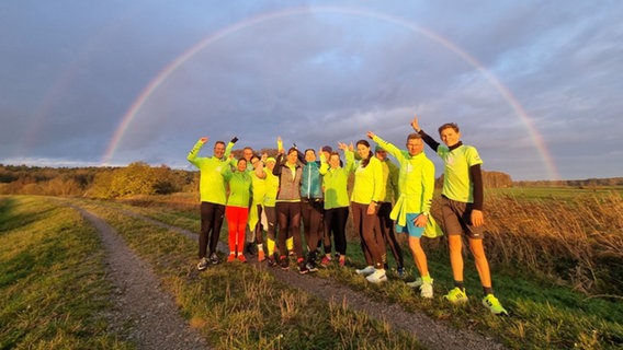 Sportler der Laufmützen-Usedom zeigen auf Regenbogen © Laufmützen-Usedm 